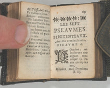 Load image into Gallery viewer, Heures de Cour. Contenant les Sept Offices, les 7 psaumes, vêpres, hymne et les litan avec les prières du matin et du soir, les oraisons devant et après la commun. Veuve Coignard, Chez La. Rue des Sept Voyes. Paris. 1680.

