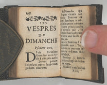 Load image into Gallery viewer, Heures de Cour. Contenant les Sept Offices, les 7 psaumes, vêpres, hymne et les litan avec les prières du matin et du soir, les oraisons devant et après la commun. Veuve Coignard, Chez La. Rue des Sept Voyes. Paris. 1680.
