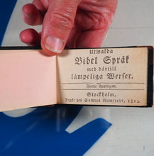 Load image into Gallery viewer, Utwalda bibel sprak med dartill lampeliga werser [Selected languages of the scriptures] >>MINIATURE BOOK<< [Clewberg, Christopher - compiler]. Publication Date: 1812. Condition: Very Good
